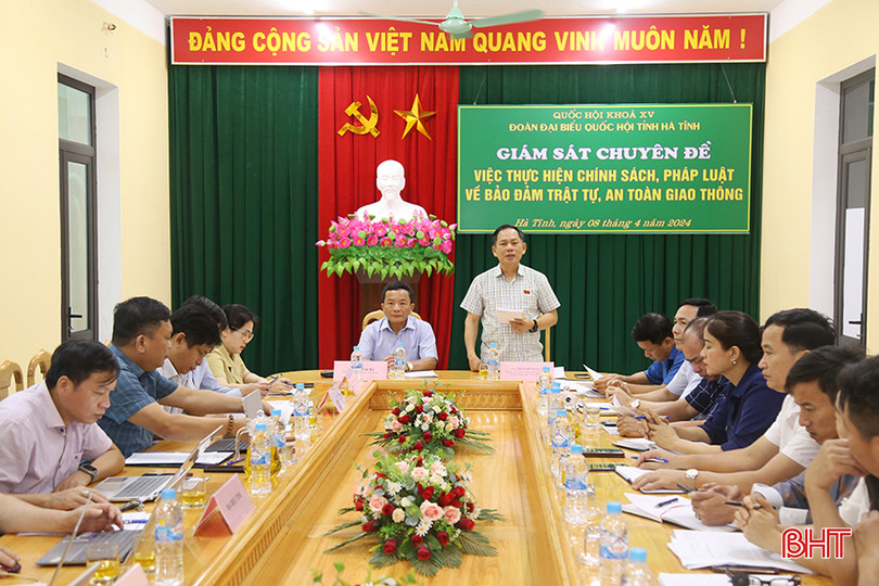 Đoàn ĐBQH tỉnh giám sát việc thực hiện chính sách, pháp luật về bảo đảm trật tự ATGT tại Trường Cao đẳng Công nghệ Hà Tĩnh và Công ty CP Vận tải ô tô Hà Tĩnh. giam-sat-giao-thong.jpg