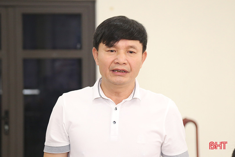 Giám đốc Công ty CP Vận tải ô tô Hà Tĩnh Trần Văn Sỹ thông tin việc thực hiện chính sách, pháp luật về bảo đảm trật tự ATGT của đơn vị. giam-sat-giao-thong-2.jpg