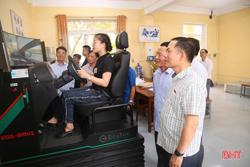 Đoàn khảo sát việc học lái xe trên cabin mô phỏng ở Trường Cao đẳng Công nghệ Hà Tĩnh. giam-sat-giao-thong-6.jpg