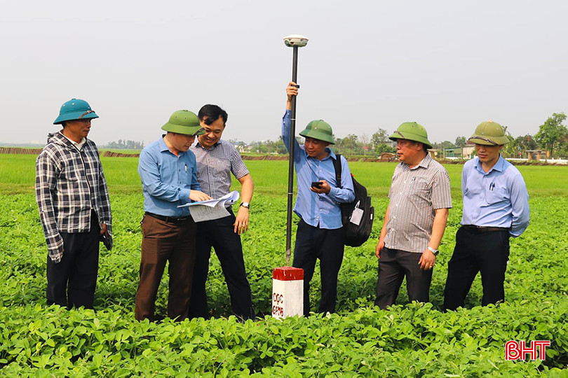 Ban QLDA đầu tư xây dựng công trình giao thông Hà Tĩnh bàn giao mốc GPMB dự án đường Xô Viết Nghệ Tĩnh kéo dài cho huyện Thạch Hà. Ảnh: H.T. duong-xo-viet-nghe-tinh.jpg