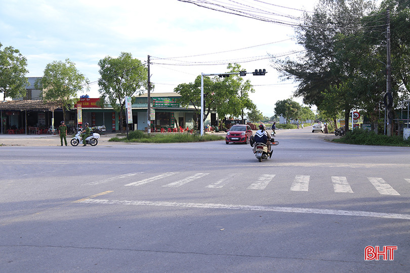 Lực lượng Công an xã có mặt để đảm bảo trật tự giao thông ở ngã tư Thạch Văn. den-do-nhung-hoat-dong.jpg
