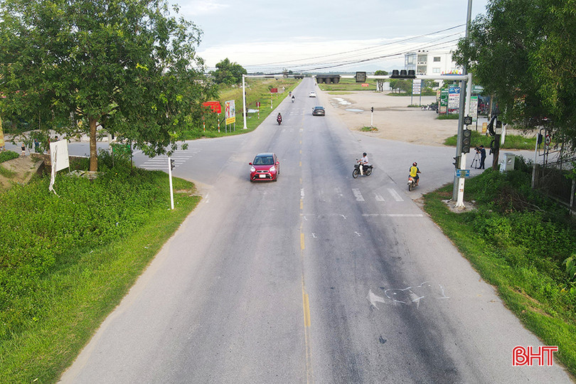 Hệ thống đèn tín hiệu giao thông ở ngã tư Thạch Văn bị hư hỏng do sét đánh. den-do-nhung-hoat-dong-2.jpg