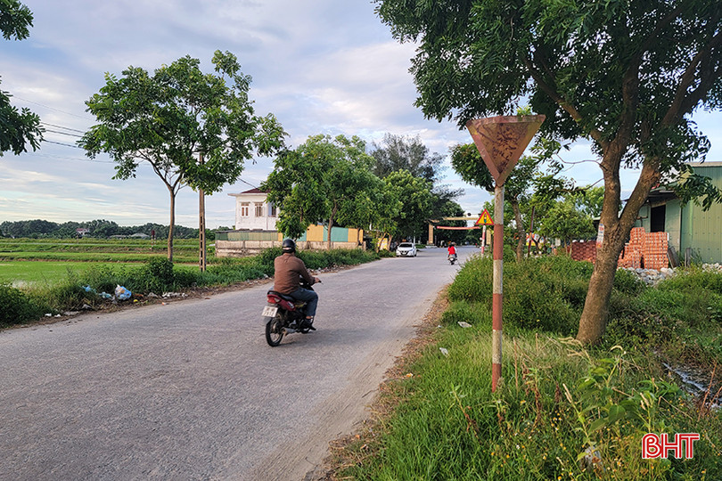 Hệ thống biển báo hiệu, vạch kẻ đường ở khu vực ngã tư Thạch Văn cũng đã hư hỏng, mòn mờ. den-do-nhung-hoat-dong-3.jpg