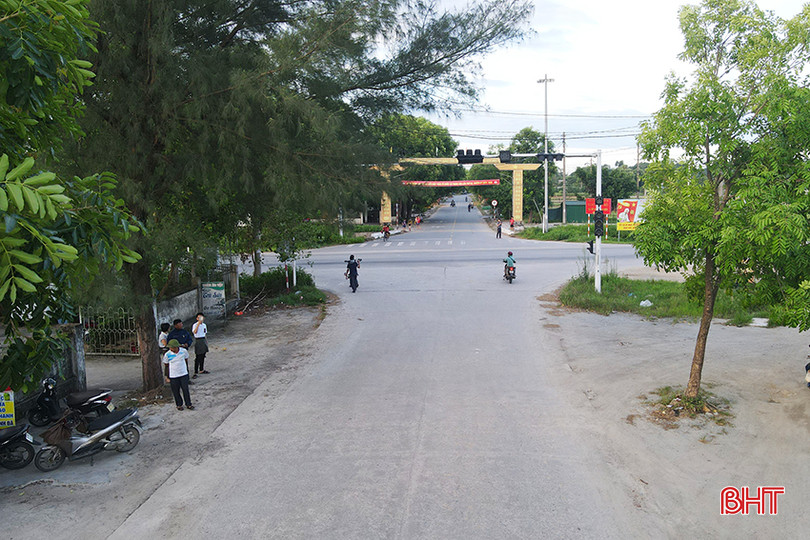 Hướng di chuyển từ đường huyện 103 vào ngã tư Thạch Văn bị hạn chế tầm nhìn do cây cối, tường rào che khuất. den-do-nhung-hoat-dong-02.jpg
