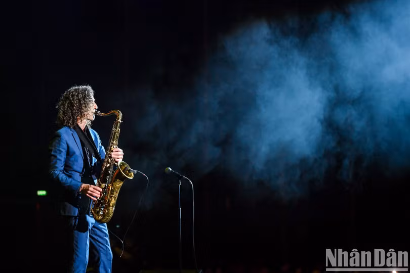Nghệ sĩ Kenny G biểu diễn tại sự kiện Kenny G Live in Vietnam cuối năm 2023.