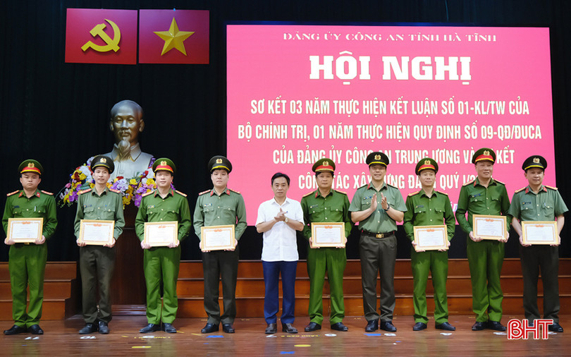 Dịp này, Đảng ủy Công an tỉnh khen thưởng 8 tập thể và 50 cá nhân có thành tích trong 3 năm thực hiện Kết luận số 01 của Bộ Chính trị. 9999.jpg