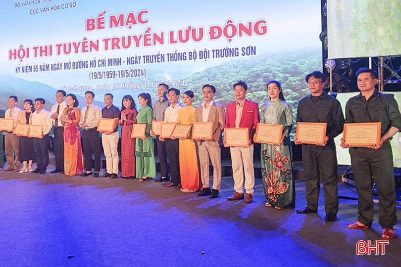 Đại diện đoàn Hà Tĩnh (thứ nhất từ phải sang) nhận HCV cho tiết mục xuất sắc tại hội thi. 111.jpeg