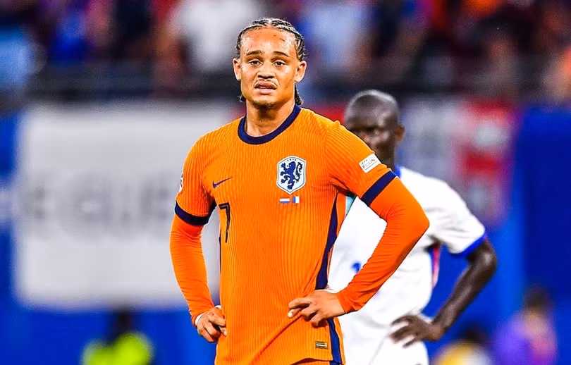 Vẻ thất vọng của Simons khi bàn thắng bị tước.