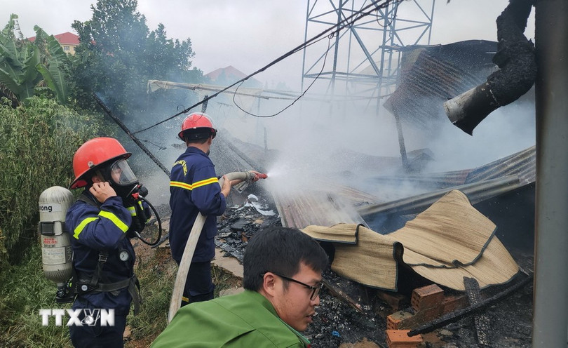 Lực lượng cảnh sát triển khai công tác chữa cháy tại hiện trường. (Ảnh: Nguyễn Dũng/TTXVN) Lực lượng cảnh sát triển khai công tác chữa cháy tại hiện trường. (Ảnh: Nguyễn Dũng/TTXVN)
