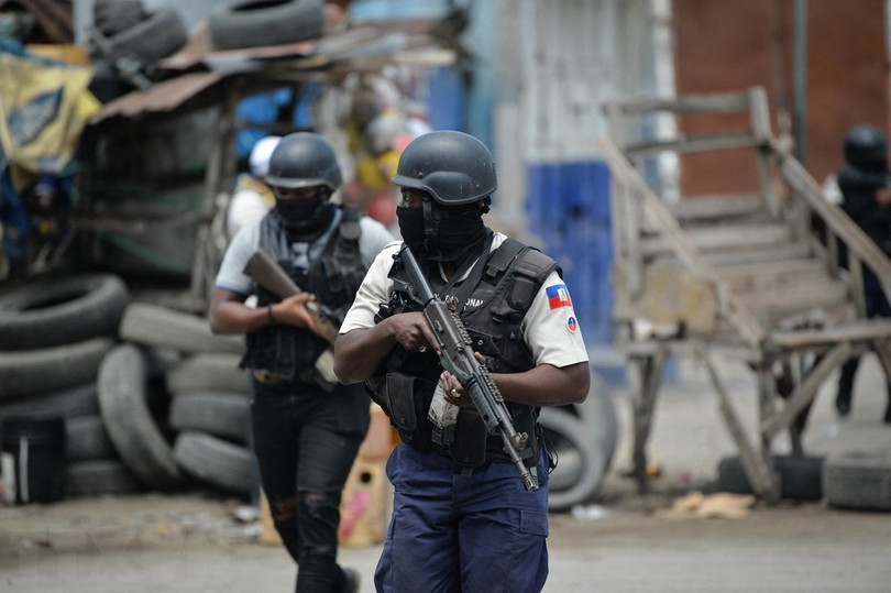 Cảnh sát tuần tra trên đường phố Port-au-Prince, Haiti. (Ảnh: AFP/TTXVN) Cảnh sát tuần tra trên đường phố Port-au-Prince, Haiti. (Ảnh: AFP/TTXVN)