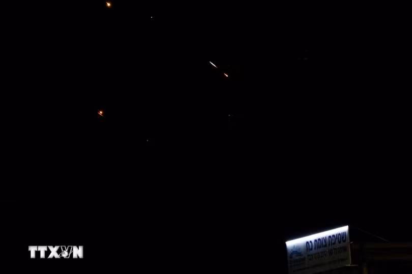 Các tên lửa từ Iran được phóng về phía Israel tối 13/4/2024. (Ảnh: AFP/TTXVN)