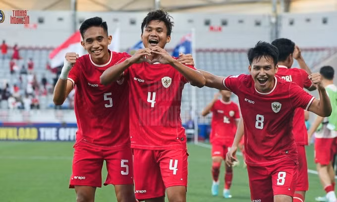 Komang Teguh (số 4) mừng bàn trong trận Indonesia thắng Australia 1-0, trên sân Abdullah bin Khalifa, thành phố Doha, Qatar, lượt hai bảng A U23 châu Á ngày 18/4/2024. Ảnh: PSSI