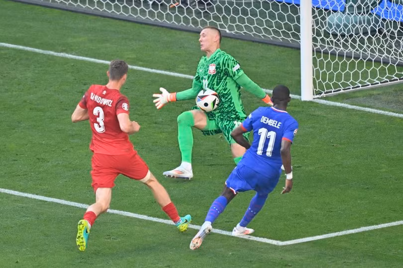 Dembele bỏ lỡ nhiều cơ hội ăn bàn rõ rệt trận này.