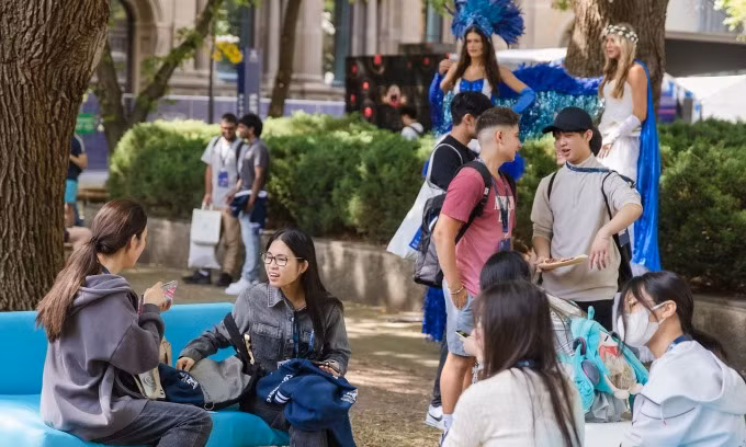 Sinh viên trong khuôn viên Đại học Melbourne. Ảnh: University of Melbourne Fanpage