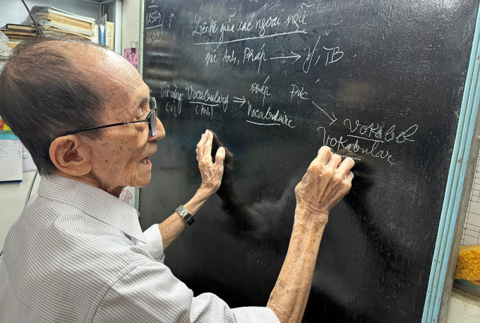 Thầy Nguyễn Tấn Thành dạy học tại trung tâm ngoại ngữ do mình sáng lập. Ảnh: An Bình Thầy Nguyễn Tấn Thành dạy học tại trung tâm ngoại ngữ do mình sáng lập. Ảnh: An Bình