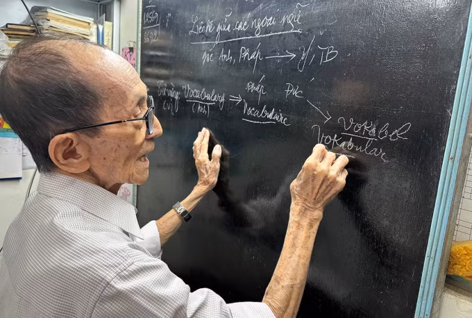 Thầy Nguyễn Tấn Thành dạy học tại trung tâm ngoại ngữ do mình sáng lập. Ảnh: An Bình