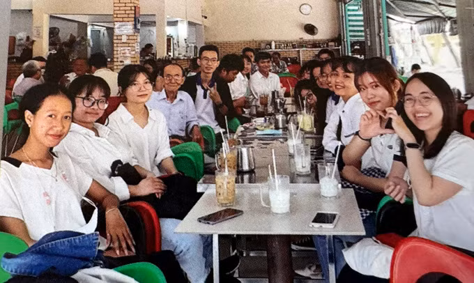 Thầy Nguyễn Tấn Thành (thứ tư, bên trái) giao lưu với các sinh viên. Ảnh: An Bình