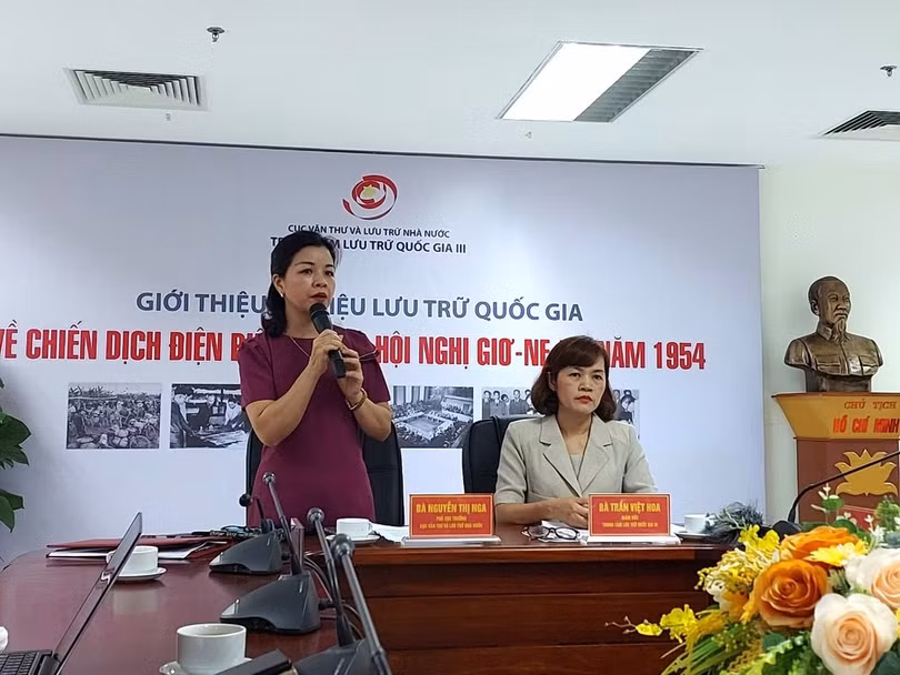 Bà Nguyễn Thị Nga, Phó Cục trưởng Cục Văn thư và Lưu trữ Nhà nước (trái) và bà Trần Việt Hoa, Giám đốc Trung tâm Lưu trữ Quốc gia III (phải). (Ảnh: Minh Thu/Vietnam+)