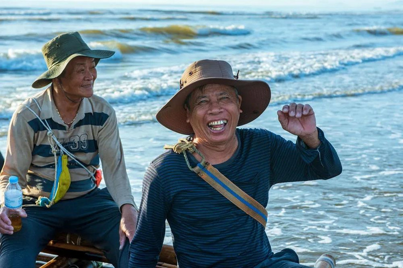 Công việc kéo lưới rùng đòi hỏi sự kiên trì, nhẫn nại và sức khỏe dẻo dai. Tuy vất vả, nhưng nụ cười luôn nở trên môi họ bởi niềm vui được bội thu sau bao giờ lao động hăng say.