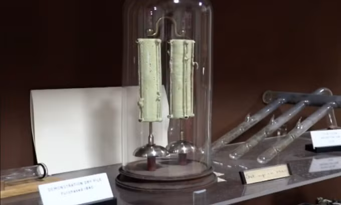 Chuông điện Oxford ở phòng thí nghiệm Clarendon. Ảnh: Wikimedia