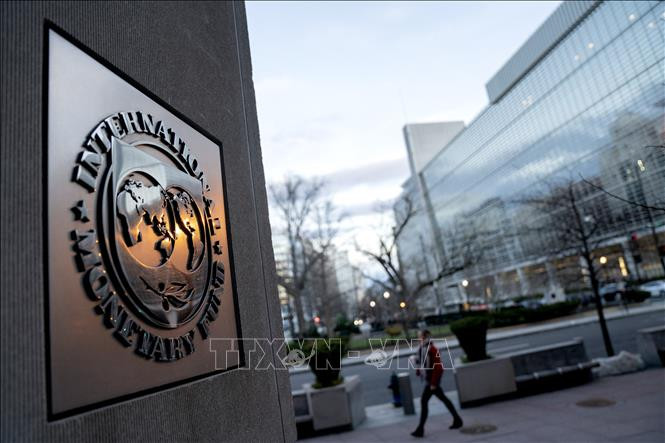 Biểu tượng IMF tại Washington, DC, Mỹ. Ảnh: AFP/TTXVN Biểu tượng IMF tại Washington, DC, Mỹ. Ảnh: AFP/TTXVN