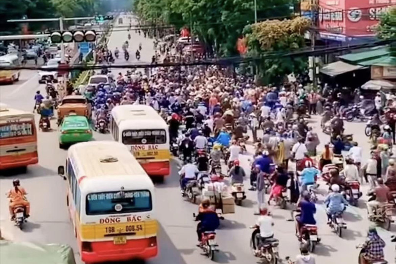 Nhiều người dân tập trung đi theo người đàn ông được gọi là "Sư Thích Minh Tuệ", cúng dâng vật phẩm, thức ăn và tiền, gây nên tình trạng lộn xộn trên đường phố. Ảnh FB 442473821_2709053305925279_935212071807773142_n.jpg