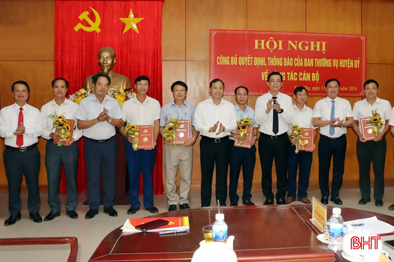 Các đồng chí: Hoàng Trung Dũng - Bí thư Tỉnh ủy, Nguyễn Đình Hải - Trưởng ban Nội chính Tỉnh ủy và Thường trực Huyện ủy Đức Thọ trao quyết định cho các cán bộ được luân chuyển, điều động, bổ nhiệm. 9090.jpeg