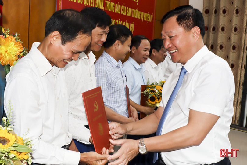 Chủ tịch UBND huyện Trần Hoài Đức trao quyết định cho các đồng chí được điều động, luân chuyển, bổ nhiệm đợt 1 năm 2024. IMG_8818mm.jpeg