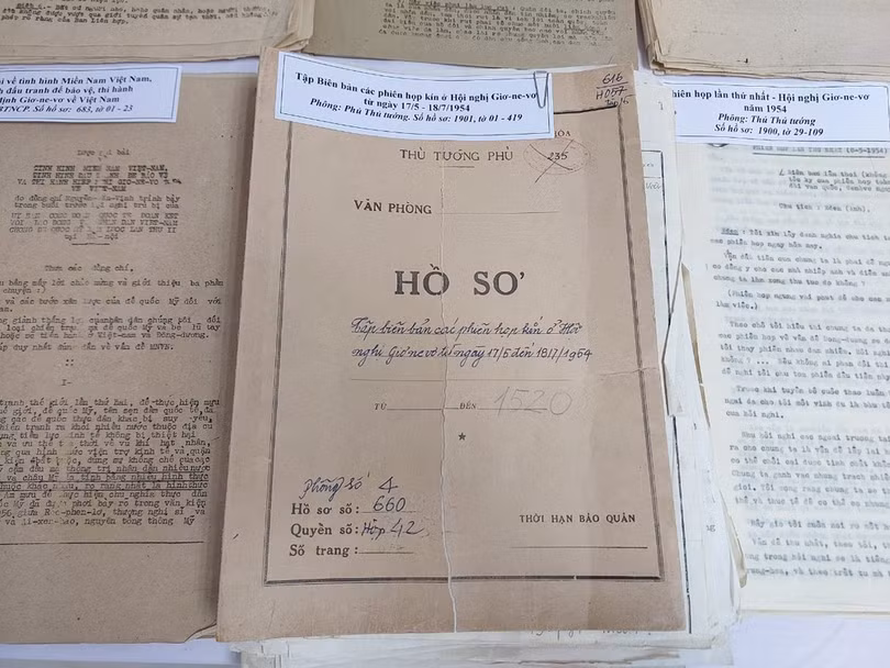 Nhóm tài liệu liên quan đến Hiệp định Geneve. (Ảnh: Minh Thu/Vietnam+)
