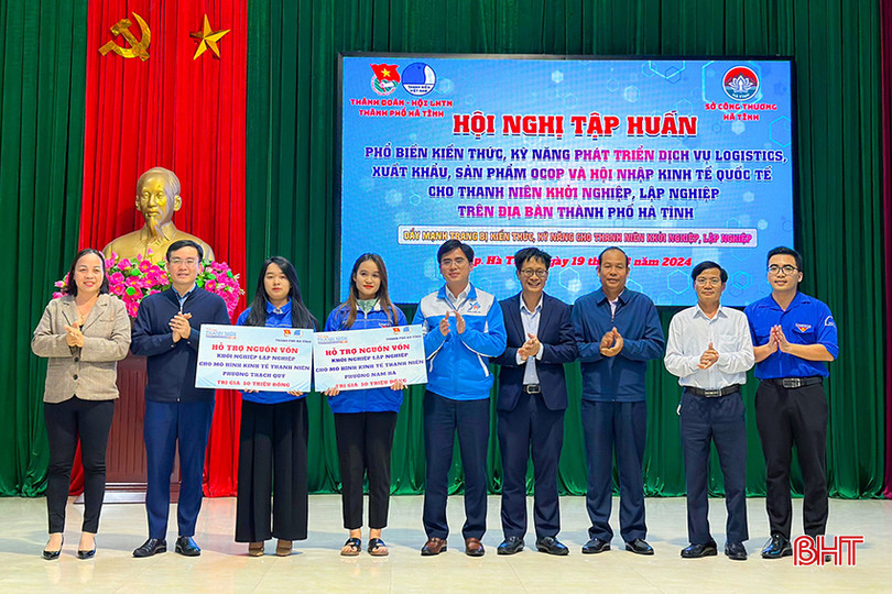 Dịp này, Thành đoàn Hà Tĩnh đã trao biểu trưng hỗ trợ nguồn vốn khởi nghiệp 100 triệu đồng cho 2 mô hình kinh tế thanh niên trên địa bàn (mỗi mô hình được hỗ trợ số tiền 50 triệu đồng). z5267491224820_54a4baf576f11ec9b466d5161171c24f.jpg