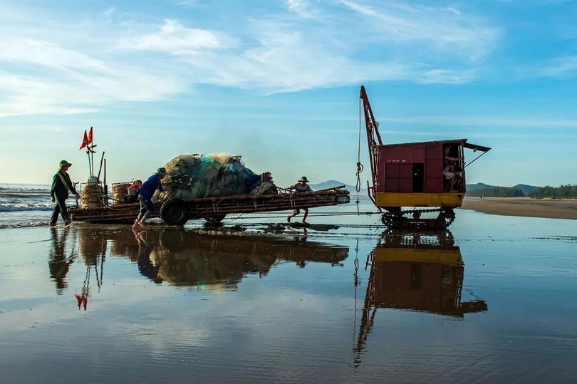 Đây là lúc bà con ngư dân thu về những món quà từ biển cả. Tuy nghề kéo lưới rùng có nhiều khó khăn, vất vả nhưng cũng đưa lại thu nhập khá cho bà con ngư dân.