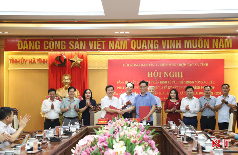 Chủ tịch Hội Nông dân tỉnh Ngô Văn Huỳnh và Chủ tịch Liên minh HTX Hà Tĩnh Nguyễn Ngọc Hùng ký kết chương trình phối hợp giữa 2 đơn vị. 40 (2).JPG