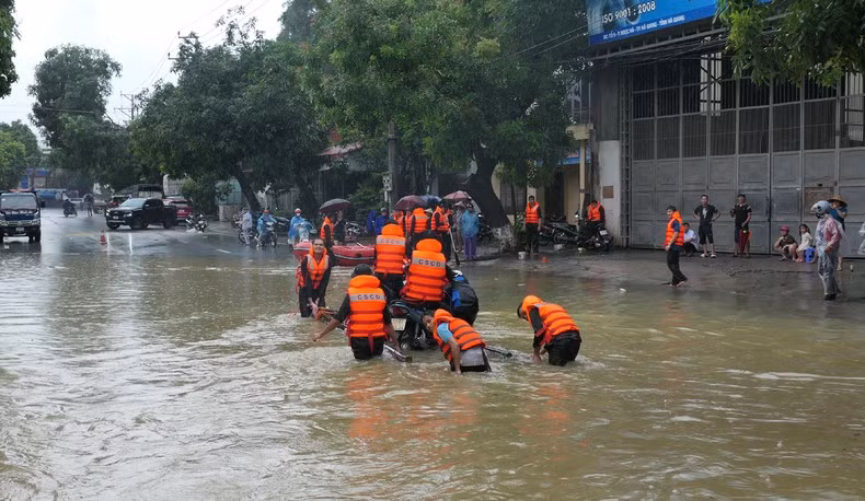 Lực lượng Công an, quân đội huy động lực lượng hỗ trợ nhân dân khắc phục hậu quả ngập lụt.