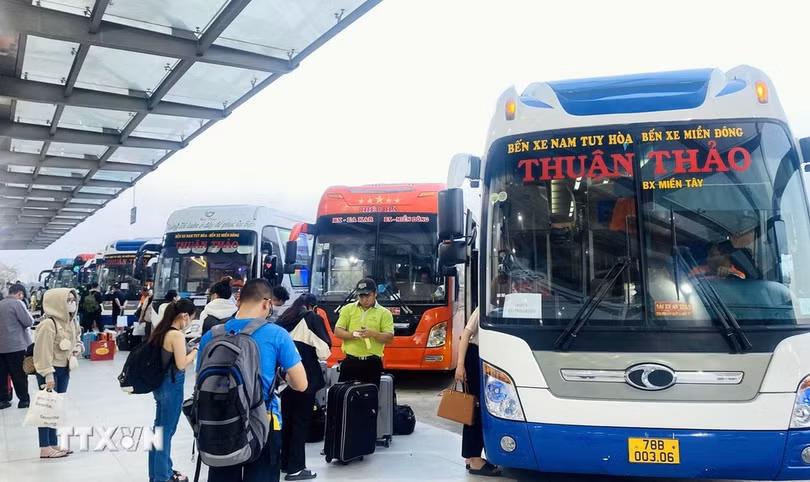Hành khách lên xe về quê tại Bến xe miền Đông mới. (Ảnh: TTXVN phát)