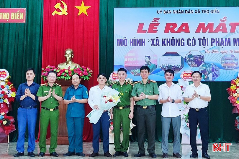 Lãnh đạo Công an tỉnh, huyện Vũ Quang tặng hoa chúc mừng Ban chỉ đạo mô hình. 2.jpg