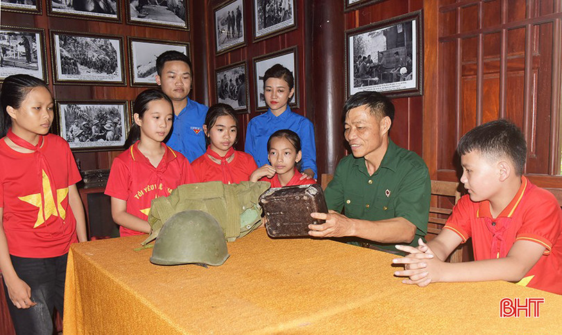 Ông Trần Anh Tuấn - Chủ tịch Hội Cựu Chiến binh xã Hương Đô giới thiệu với thế hệ trẻ về truyền thống cách mạng quê hương qua những kỷ vật của Trung tướng Đồng Sỹ Nguyên. 88.jpg