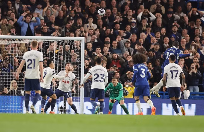 Jackson (số 15, xanh) đánh đầu ấn định chiến thắng 2-0 cho Chelsea trước Tottenham ở sân Stamford Bridge, London ngày 2/5. Ảnh: Reuters.
