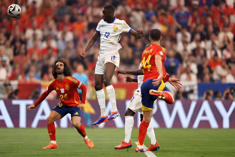 Muani đánh đầu mở tỷ số.