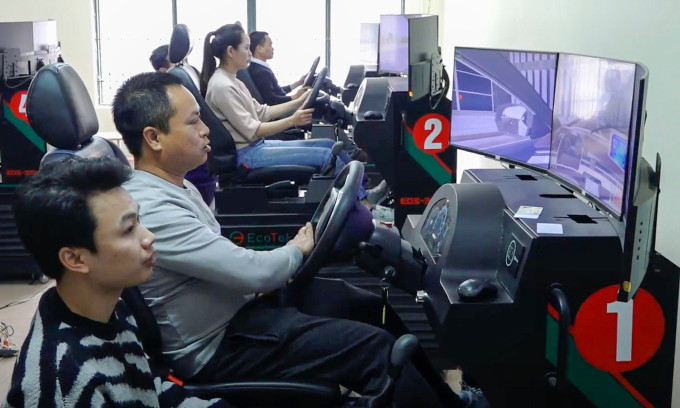 Học viên học lái xe tại một trung tâm đào tạo ở Hà Nội. Ảnh: Lộc Chung Học viên học lái xe tại một trung tâm đào tạo ở Hà Nội. Ảnh: Lộc Chung