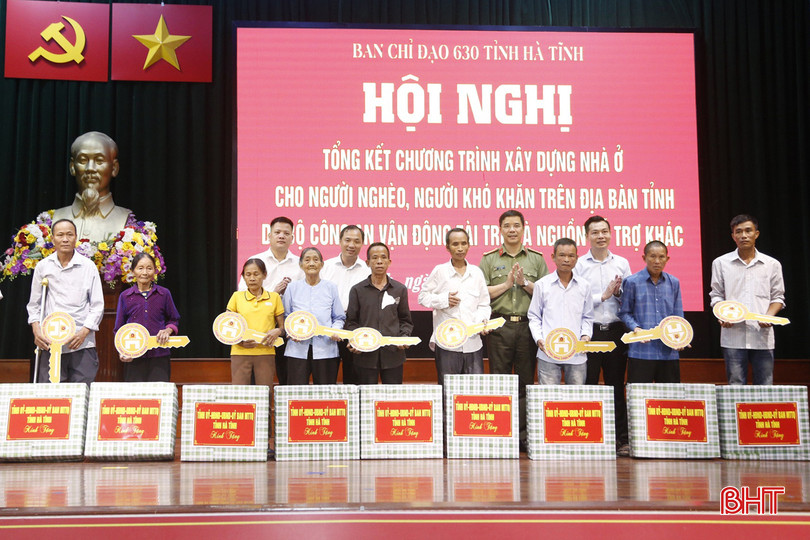 Bí thư Tỉnh ủy Hoàng Trung Dũng, Đại tá Nguyễn Hồng Phong - Giám đốc Công an tỉnh trao biểu trưng chìa khóa nhà và tặng quà cho các hộ nghèo, hộ khó khăn về nhà ở. 441184146_1089528992629924_2879252928507142803_n.jpg