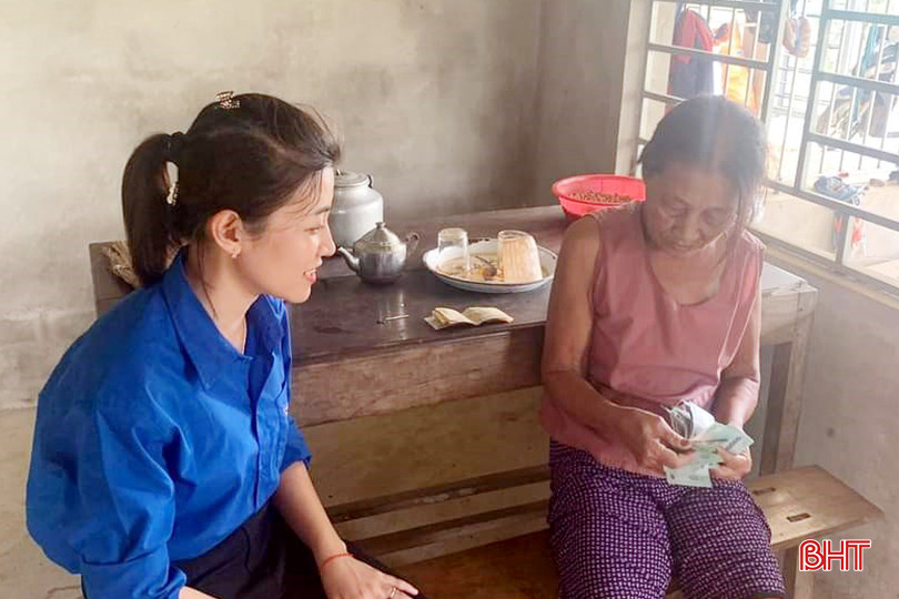 Bà Đường Thị Hảo nhận lại toàn bộ số tiền từ chị Cao Thị Hương – Phó Bí thư Đoàn xã Hương Đô. 17 (1).jpeg