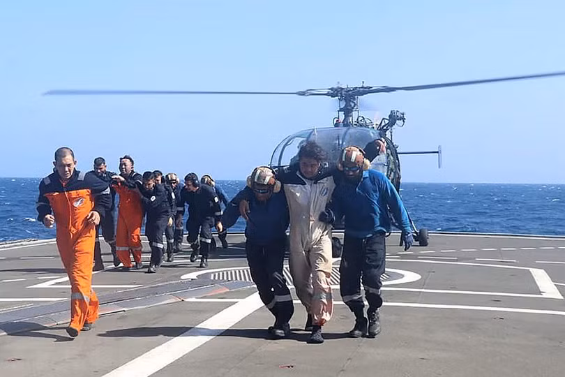 Lực lượng cứu hộ giải cứu thành viên thủy thủ đoàn tàu chở hàng True Confidence sau vụ tấn công trên Vịnh Aden, Yemen, ngày 6/3/2024. (Ảnh: AFP/TTXVN)