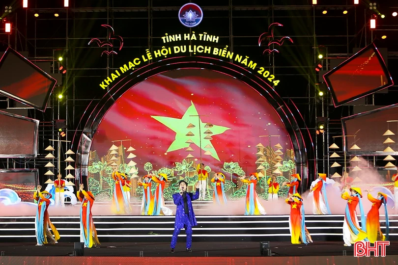 Ca sỹ Tùng Dương biểu diễn tại lễ khai trương du lịch biển Hà Tĩnh năm 2024.
