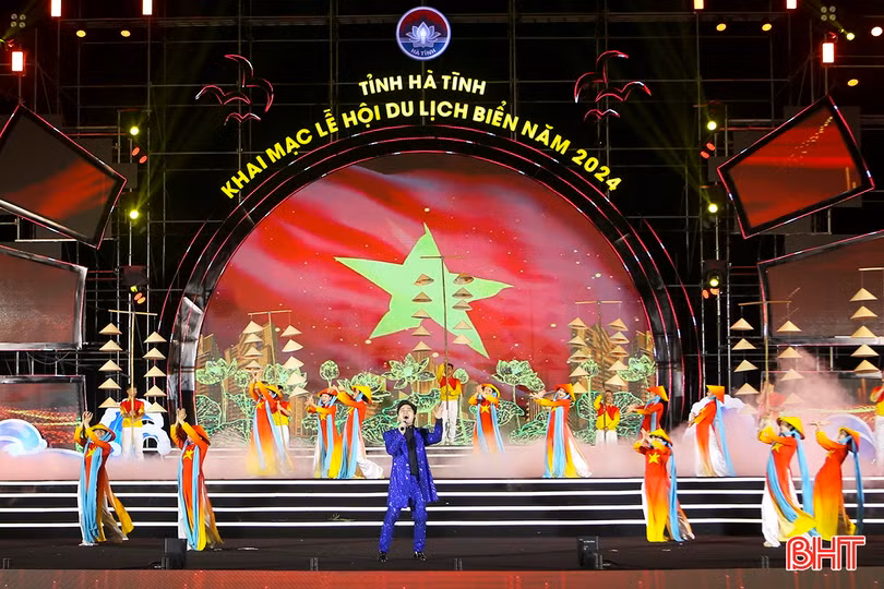 Ca sỹ Tùng Dương biểu diễn tại lễ khai trương du lịch biển Hà Tĩnh năm 2024.