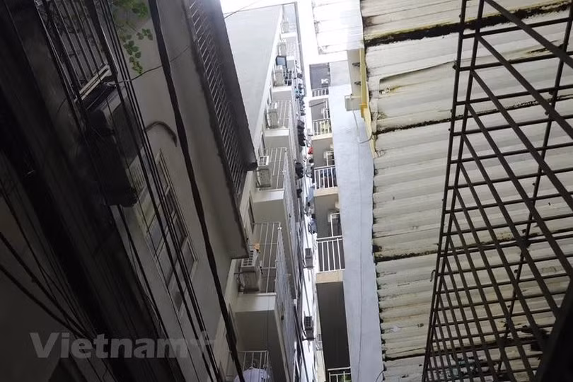 Nhiều nhà ở sử dụng lồng sắt kiên cố, gây khó khăn khi thoát hiểm. (Ảnh: PV/Vietnam+)