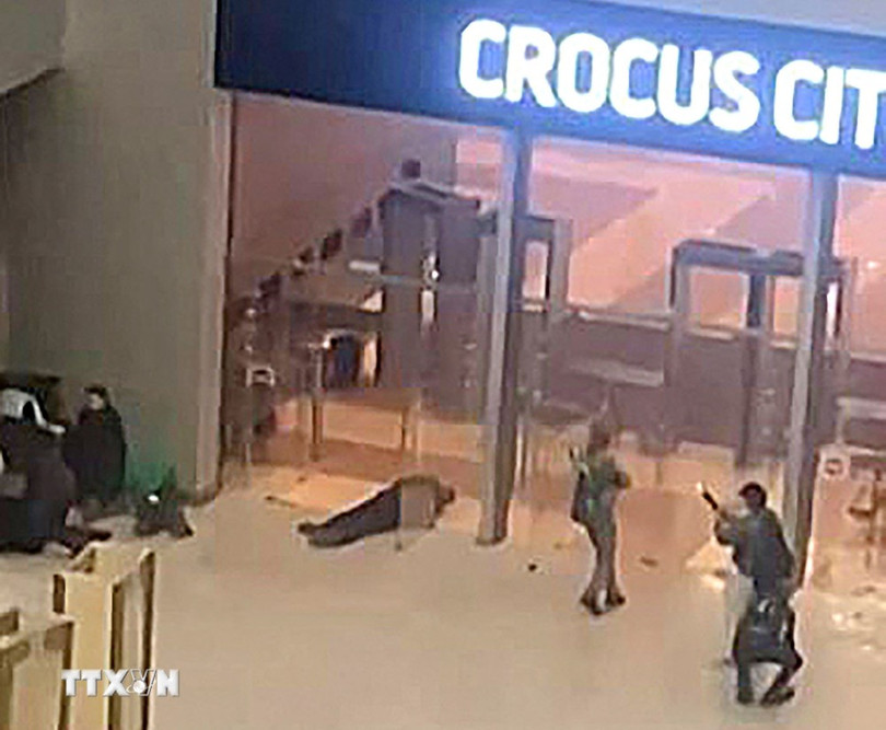 Hình ảnh trích từ video cho thấy các tay súng đang di chuyển vào trong trung tâm thương mại Crocus City Hall ở Krasnogorsk, ngoại ô Moskva, Nga ngày 22/3/2024. (Ảnh: AFP/TTXVN) Hình ảnh trích từ video cho thấy các tay súng đang di chuyển vào trong trung tâm thương mại Crocus City Hall ở Krasnogorsk, ngoại ô Moskva, Nga ngày 22/3/2024. (Ảnh: AFP/TTXVN)