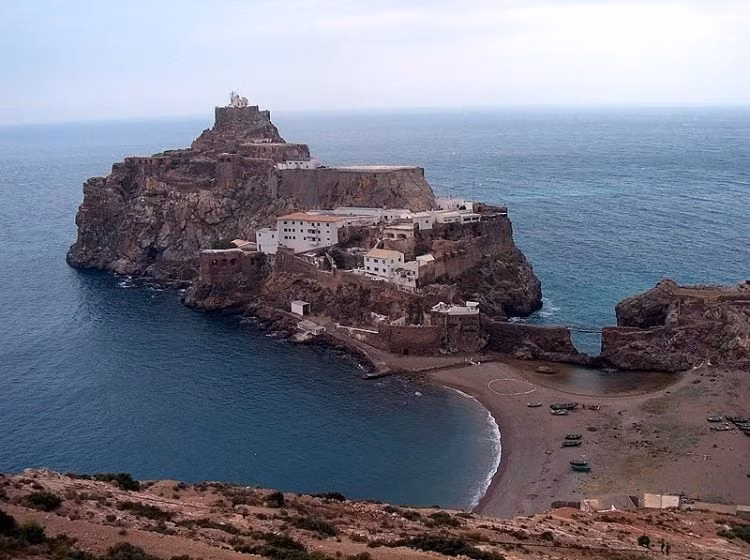 Với chiều dài chỉ 85m, Penon de Velez de la Gomera là biên giới nhỏ nhất thế giới. (Nguồn: odditycentral)