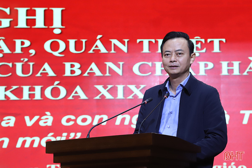 Trưởng ban Tuyên giáo Tỉnh ủy Hà Văn Hùng quán triệt nội dung Nghị quyết 18 - NQ/TU tại hội nghị. IMG_8714.JPG