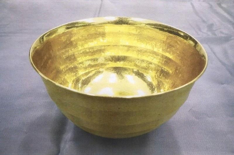 Chiếc bát vàng trị giá 65.000 USD. Ảnh: Kyodo News.