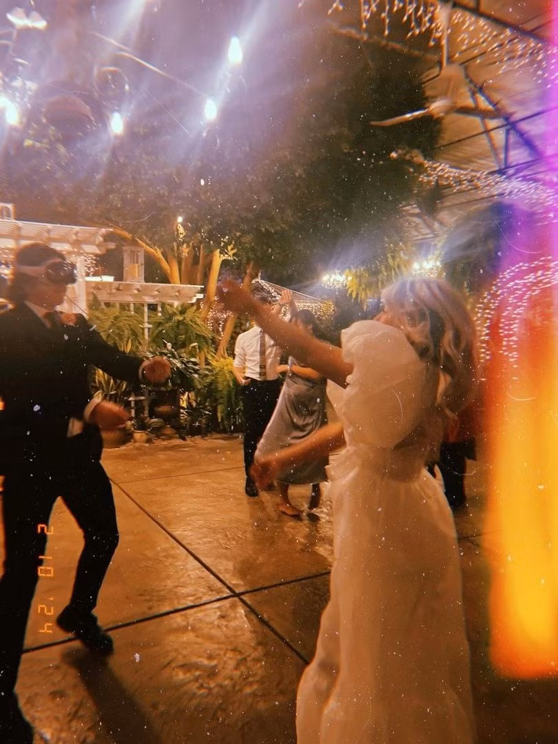 Chú rể đeo bộ kính Apple sau bữa tiệc. Ảnh: Jacob.